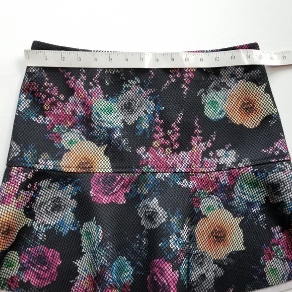 NEW! RED by Saks 5th Ave Floral Scuba Mini Skirt S. - Picture 5 of 8